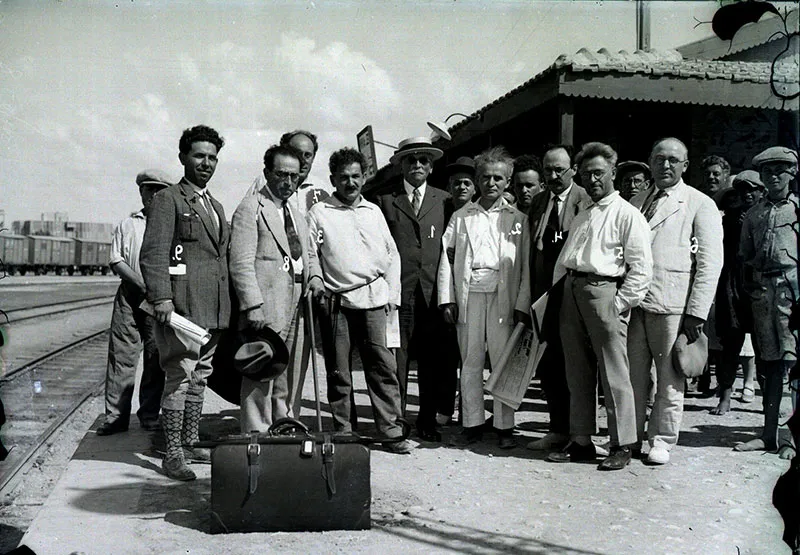 דוד בן גוריון, ברל כצנלסון, זלמן שזר, אברהם הרצפלד בתחנת רכבת בתל אביב, 1929