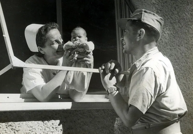 חייל מבקר את בנו הרך, כפר מלל